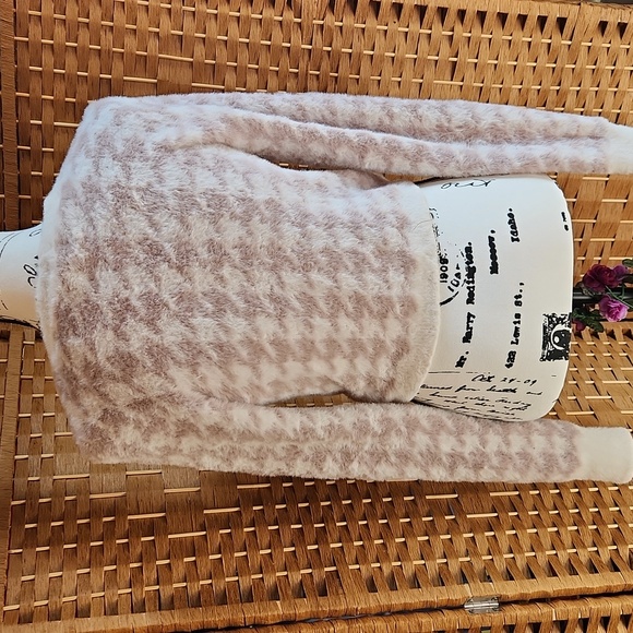 Aeropostale, Women's Super Soft, Fuzzy Pink Fall, Cropped Button-Up, Sweater - Picture 4 of 9